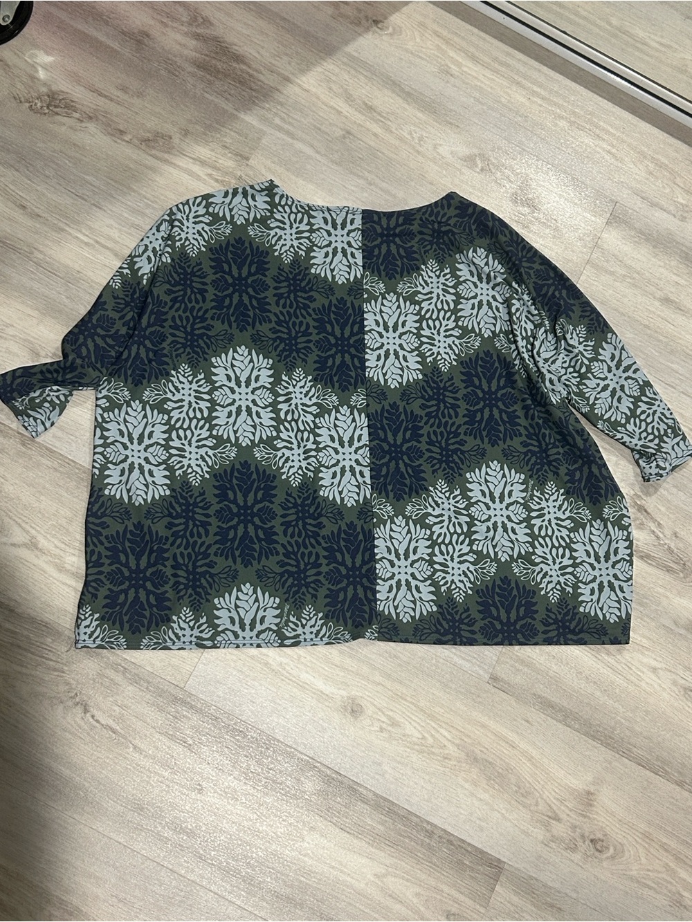 ❌SOLD❌Manuhealii Women's Floral Quilt Pullover Blouse Scoop Neck 3/4 Sleeve M/L - Picture 2 of 4